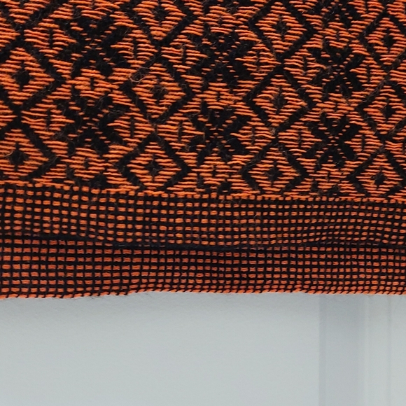 ❄ Orange and Black. Oversize scarf. Snowflake design. - Picture 6 of 6